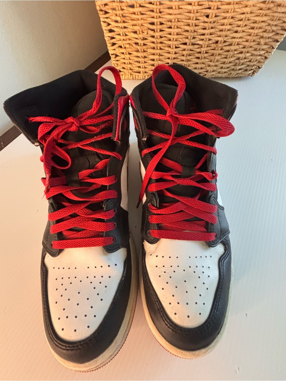 Air Jordan 1 Mid "Gym Red Black Toe" SZ 9.5 Streetwear - Picture 2 of 7